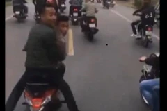 Ảnh cắt từ clip ghi lại hình ảnh nhóm thanh niên có hành vi cản trở xe chở tân binh.