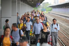 Hành khách đi tàu dễ dàng mua vé và được trả vé qua mạng online từ ngày 1/9. (Ảnh: Minh Sơn/Vietnam+)