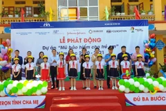 Trong năm 2020, dự án “Mũ bảo hiểm cho em” sẽ trao tặng hơn 5.700 mũ bảo hiểm cho học sinh và giáo viên. (Ảnh: Việt Hùng/Vietnam+)