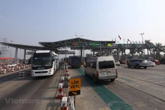 Phương tiện lưu thông trên làn đã lắp đặt hệ thống thu phí tự động không dừng. (Ảnh: Huy Hùng/Vietnam+)