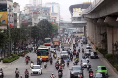 Xe buýt vẫn là phương tiện vận tải công cộng chủ lực của thành phố Hà Nội trong khi chờ các tuyến đường sắt đô thị đưa vào khai thác. (Ảnh: Huy Hùng/Vietnam+)