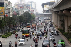 Xe buýt vẫn là phương tiện vận tải công cộng chủ lực của thành phố Hà Nội trong khi chờ các tuyến đường sắt đô thị đưa vào khai thác. (Ảnh: Huy Hùng/Vietnam+)