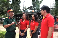 Đoàn lãnh đạo, nhân viên Vietjet giao lưu với cựu chiến binh trong Hành trình Về thăm chiến trường xưa tại các tỉnh Tây Nguyên (Ảnh: T.T)