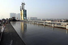 Sau khi sửa chữa mặt cầu Thăng Long, kết cấu bê tông siêu tính năng và bản mặt cầu có ‘tuổi thọ’ lên tới 30 năm. (Ảnh: Huy Hùng/Vietnam+)