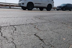 Dù đã trải quan nhiều đợt sửa chữa, những vết rạn nứt vẫn xuất hiện trên mặt cầu Thăng Long. (Ảnh: Việt Hùng/Vietnam+) 