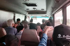 Người dân đi xe khách bị nhồi nhét và hét giá vé cũng như không đảm bảo giãn cách ghế ngồi. (Ảnh: Việt Hùng/Vietnam+)