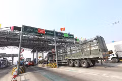 Phương tiện lưu thông qua một trạm thu phí đã lắp đặt và vận hành thu phí tự động không dừng. (Ảnh: Huy Hùng/Vietnam+)
