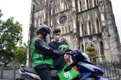 Hành khách nên đặt điểm đón và đợi xe ở vị trí an toàn với những ứng dụng gọi xe. (Ảnh: PV/Vietnam+)