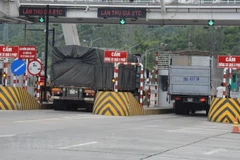 Phương tiện lưu thông qua một trạm thu phí BOT. (Nguồn: Vietnam+)