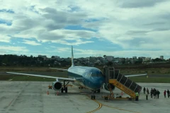 Hành khách xuống cầu thang máy bay Vietnam Airlines. (Ảnh: Việt Hùng/Vietnam+)