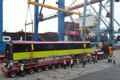 Đoàn tàu đường sắt đô thị số 3 Nhổn-ga Hà Nội đang được vận chuyển về khu Depot Nhổn. (Ảnh: MRB cung cấp)