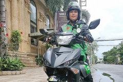 Nghề tài xế công nghệ đã mang lại cuộc sống tươi sáng hơn cho Đình Nam. (Ảnh: CTV/Vietnam+)