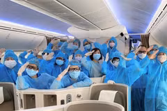 Phi hành đoàn Vietnam Airlines được trang bị đồ bảo hộ y tế đặc chủng, kính mắt, gang tay nhằm phòng chống dịch COVID-19. (Ảnh: CTV/Vietnam+)