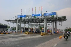 Phương tiện lưu thông qua một trạm thu phí BOT. (Ảnh: Việt Hùng/Vietnam+)