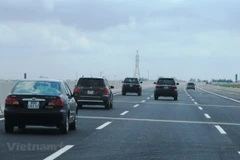 Phương tiện lưu thông trên đoạn tuyến cao tốc đã đưa vào khai thác. (Ảnh: Việt Hùng/Vietnam+)