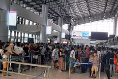 Hành khách làm thủ tục tại sân bay. (Ảnh: Việt Hùng/Vietnam+)