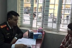 Cơ quan chức năng làm việc với một trường hợp tăng giá khẩu trang. (Ảnh: PV/Vietnam+)