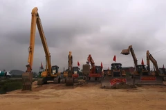 Huy động máy móc triển khai thi công đoạn tuyến cao tốc Mai Sơn-Quốc lộ 45. (Ảnh: Việt Hùng/Vietnam+)