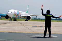 Nhân viên hàng không đánh tín hiệu tàu bay vào sân đỗ. (Ảnh: Văn phòng NIA)