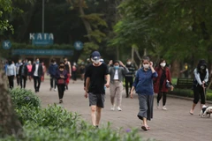 Các cá nhân không thực hiện quy định cách ly xã hội, vẫn tập trung đông người có thể bị xử phạt lên tới 10 triệu đồng. (Ảnh minh họa. Nguồn: Vietnam+) 