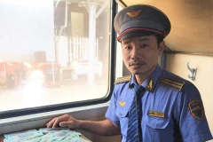 Trưởng tàu lập biên bản hành khách bỏ quên 100 triệu trên tàu để bàn giao, trao trả hành khách. (Ảnh: VNR cung cấp)