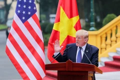 Sau khi kết thúc các hoạt động quan trọng trong khuôn khổ APEC tại Đà Nẵng, đúng 17 giờ 40 phút, Tổng thống Mỹ Donald Trump đã có mặt tại Hà Nội để thực hiện chuyến thăm cấp Nhà nước tại Việt Nam. (Ảnh: Minh Sơn/Vietnam+)