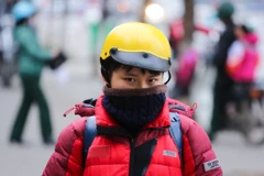 Do ảnh hưởng của không khí lạnh tăng cường, sáng nay (18/12), nhiệt độ ngoài trời xuống khá thấp, có lúc xuống dưới 10 độ C. (Ảnh: Minh Sơn/Vietnam+)