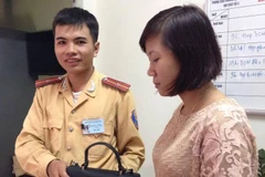 Thiếu úy Hiền trả đồ cho người đánh rơi (Ảnh: CSGT cung cấp) 