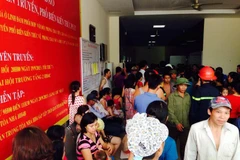 Nhiều người dân tập trung trước sảnh HH4B vì bức xúc do báo cháy giả (Ảnh: Minh Dương/Vietnam+) 