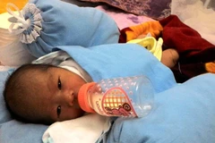 Cháu bé sơ sinh bị bỏ rơi trong hộp xốp (Ảnh: Bác sỹ Kim Hoa cung cấp) 