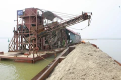 Hơn 60 chiến sỹ cảnh sát triệt phá 4 tàu cát tặc trên sông Hồng