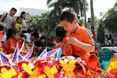 Những chiếc đèn cù rực rỡ màu sắc. (Ảnh: Doãn Đức/ Vietnam+)