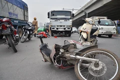 Mất phanh, xe bồn Petrolimex húc tung đám đông chờ đèn đỏ 