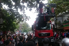 Sau 4 tiếng, cảnh sát đã đưa được người đàn ông cố thủ trên cây xuống đất an toàn (Ảnh: CTV) 