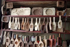 Theo những nghệ nhân trong làng, để làm được một khuôn bánh cần phải trải qua nhiều công đoạn. (Ảnh: Doãn Đức/Vietnam+)