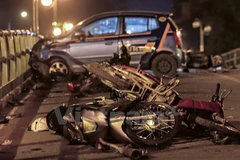 Hiện trường vụ tai nạn nghiêm trọng trên cầu vượt Thái Hà đêm 8/11 (Ảnh: Minh Sơn/Vietnam+) 