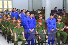 Vụ xét xử 6 nguyên cán bộ ngành đường sắt nhận hối lộ của JTC hôm 27/10. (Ảnh: TTXVN) 