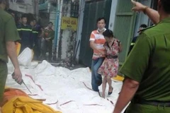 Giải cứu thành công người phụ nữ tự đốt nhà (Ảnh: Minh Sơn/Vietnam+) 