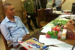 Đối tượng vận chuyển và tang vật vụ việc (Ảnh: PV/Vietnam+) 