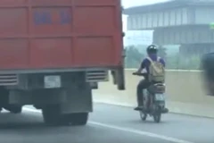 Thanh niên điều khiển xe máy tại đường cao tốc trên cao. (Ảnh cắt ra từ clip)