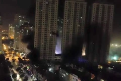 Toàn cảnh vụ cháy ở khu đô thị Xa La nhìn từ trên cao. (Ảnh: CTV/Vietnam+) 