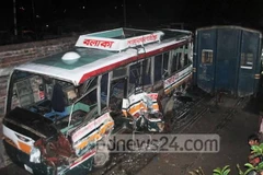 Bangladesh: Tàu hỏa đâm xe buýt, gần 50 người thương vong