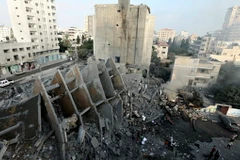 Israel ném bom san phẳng hai tòa nhà cao tầng ở dải Gaza