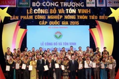 Phó Thủ tướng Vũ Văn Ninh và Thứ trưởng Bộ Nông nghiệp & Phát triển nông thôn Hà Công Tuấn với đại điện các đơn vị có sản phẩm công nghiệp nông thôn tiêu biểu. (Ảnh: Trọng Đạt/TTXVN)
