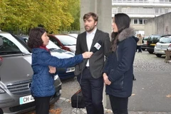 Hai luật sư Amélie Lefèbvre và Bertrand Repolt trả lời phỏng vấn phóng viên TTXVN sau phiên tòa ngày 15/10 tại Tòa Đại hình Evry. (Ảnh: Bích Hà/Vietnam+)