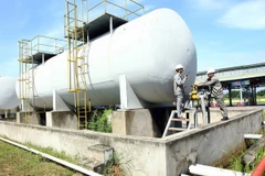 Vận hành hệ thống cung ứng xăng dầu tại PV Oil Nhà Bè (Thành phố Hồ Chí Minh) thuộc Tổng công ty Dầu Việt Nam (Tập đoàn Dầu khí Việt Nam). (Ảnh: Huy Hùng/TTXVN)