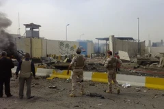 Một loạt vụ đánh bom và tấn công đã xảy ra cùng một lúc gần các văn phòng công quyền của Irag sát khu vực Vùng Xanh ở thủ đô Baghdad năm 2013. (Nguồn: AFP/TTXVN)