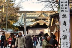 Người dân tới viếng đền Yasukuni ở thủ đô Tokyo nhân dịp Năm mới 2015. (Nguồn: AFP/TTXVN)