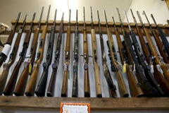 Súng được bày bán tại một cửa hàng ở Roseburg, Oregon ngày 3/10. (Nguồn: Reuters/TTXVN)