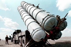 Tên lửa phòng không S300 của Nga chuẩn bị được phóng thử tại trung tâm huấn luyện quân sự ở Nga năm 1996. (Nguồn: AFP/TTXVN)